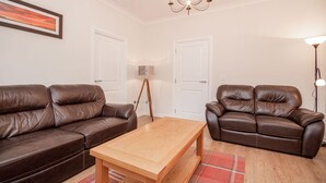 Cottage | Living room - No57 Holm Farm Apartment (Inverness)