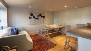 Flat-screen TV, fireplace, DVD player, books - Maus Steading (Dornoch)