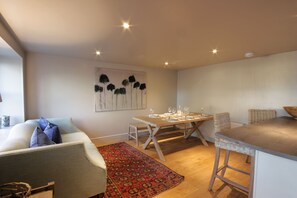 Flat-screen TV, fireplace, DVD player, books - Maus Steading (Dornoch)