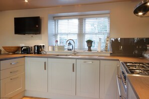 Microondas, horno, tostadora, utensilios de cocina