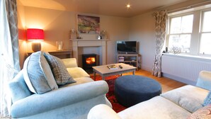 Flat-screen TV, fireplace, DVD player, books - Maus Steading (Dornoch)