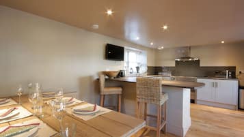 Microwave, oven, toaster, cookware/dishes/utensils