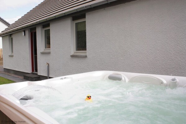 Cottage | Outdoor spa tub - Delmhor No1 (Aviemore)