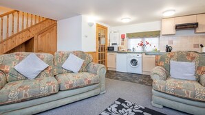 Cottage | Living area | Flat-screen TV - Fairfield Lane Apartment (Inverness)