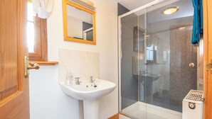 Cottage | Bathroom | Towels - Fairfield Lane Apartment (Inverness)
