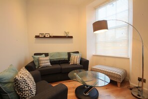 Flat-screen TV, DVD player - Crown House Apartment (Inverness)