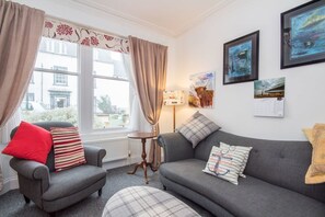 Flat-screen TV, fireplace - Harbour View - No4 (Cromarty)