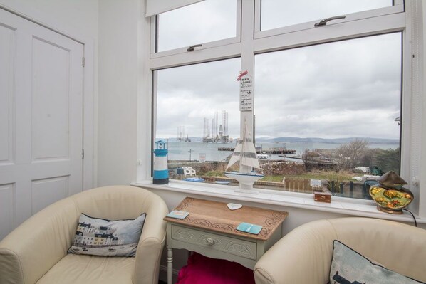 Flat-screen TV, fireplace - Harbour View - No4 (Cromarty)