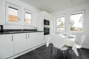 Fridge, microwave, oven, stovetop - Inverness City Suites - Hedgefield (Inverness)