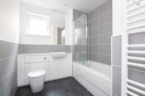 Bathroom - Inverness City Suites - Hedgefield (Inverness)