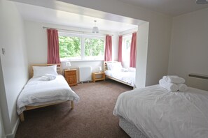 2 bedrooms, iron/ironing board, WiFi, bed sheets - Bowlins (Nethy Bridge)