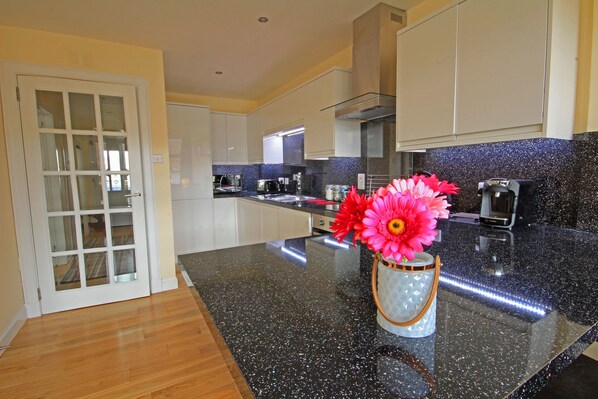 Geladeira, micro-ondas, fogão, lava-louças