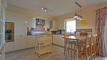 Cottage | Private kitchen | Fridge, microwave, oven, dishwasher