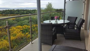 Cottage | Living area | Flat-screen TV, DVD player, table football, books