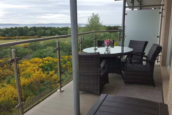 Living area - Fairway Apartment (Nairn)