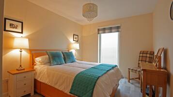 Cottage | 3 bedrooms, iron/ironing board, free WiFi