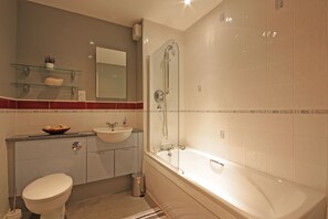 Cottage | Bathroom | Towels - Fairway Apartment (Nairn)