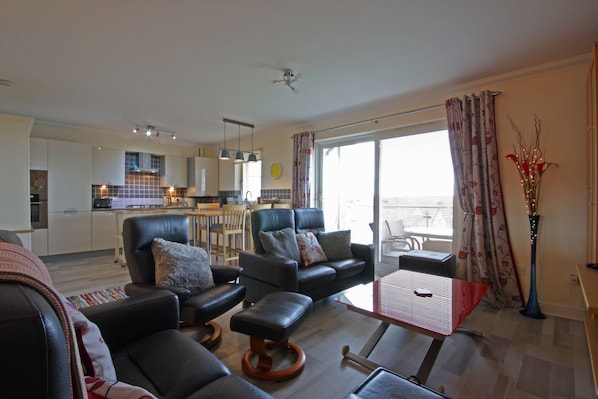 Cottage | Living area | Flat-screen TV, DVD player, table football, books