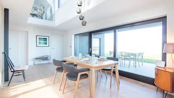 Cottage | Private kitchen | Full-size fridge, microwave, oven, stovetop