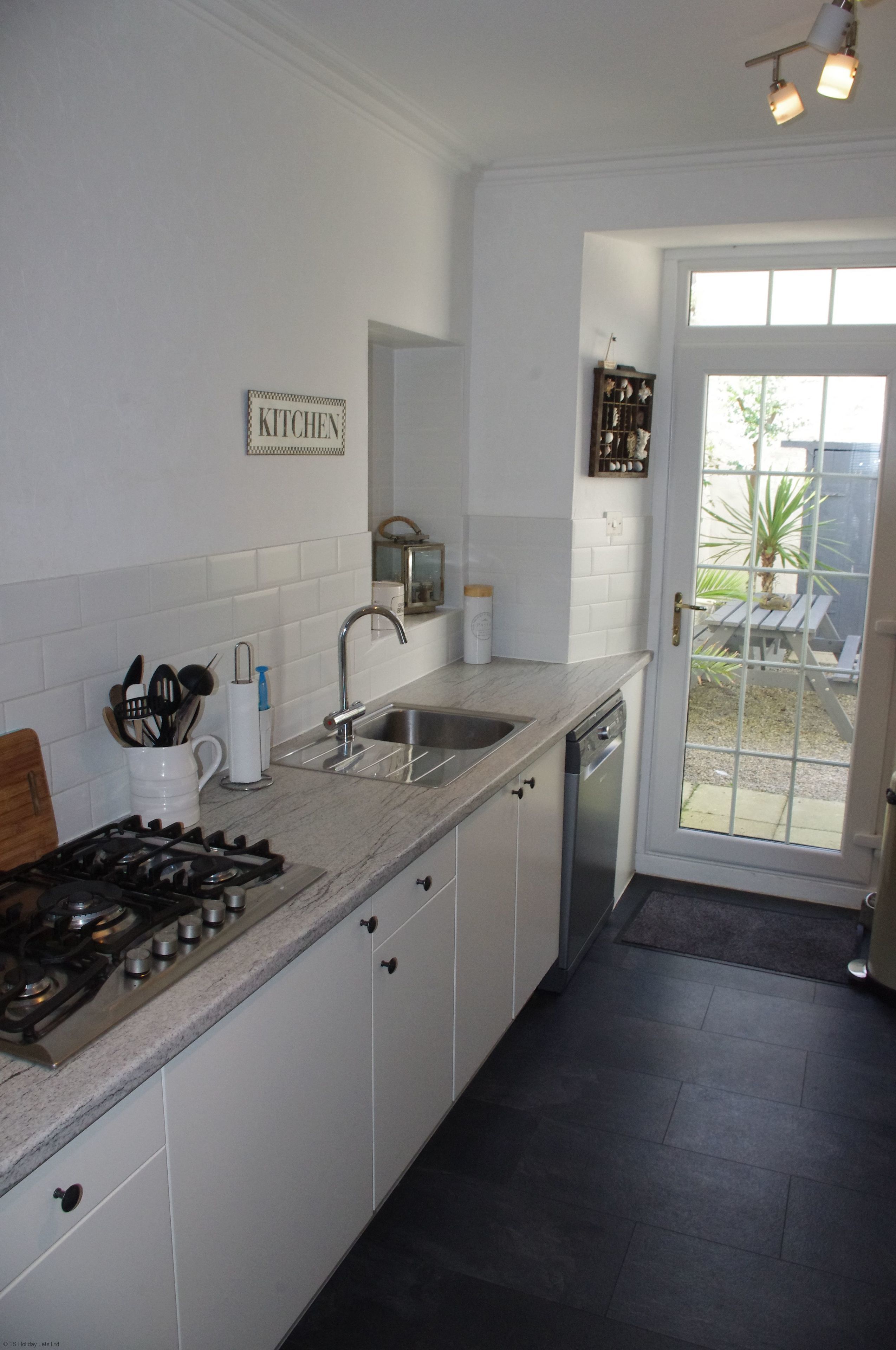 Private kitchen | Full-size fridge, microwave, oven, stovetop