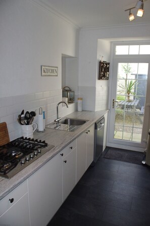 Cuisine privée | Réfrigérateur grande capacité avec congélateur, four à micro-ondes