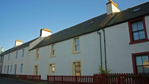 Front of property - Ivydene Cottage (Cromarty)