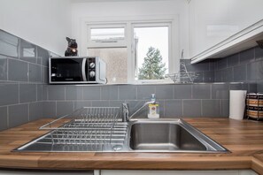 เตาอบ, เตาประกอบอาหาร, เครื่องครัว/จาน/ช้อนส้อม, ตู้แช่แข็ง