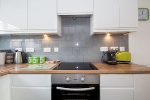 Oven, stovetop, cookware/dishes/utensils, freezer