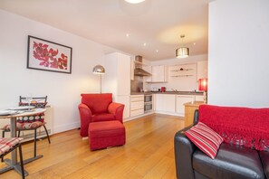 Cottage | Woonruimte | Een flatscreentelevisie