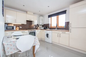 Cottage | Private kitchen - Riverview Apartment (Inverness)