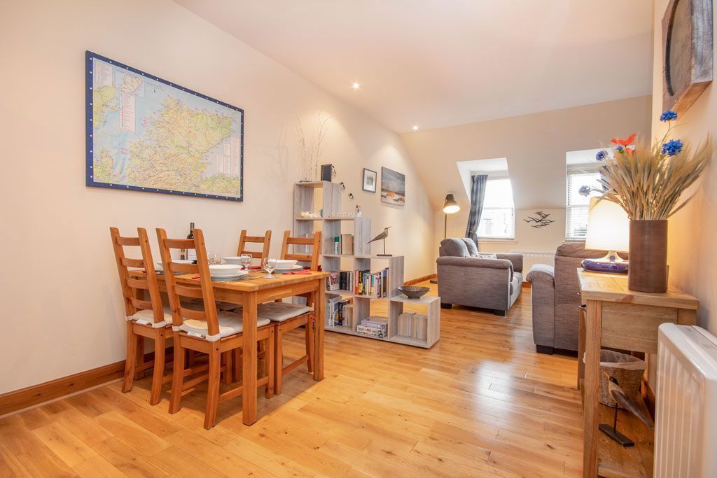 Cottage | Living area | Flat-screen TV, books