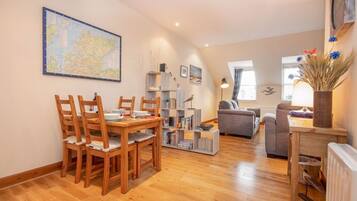 Cottage | Living area | Flat-screen TV, books