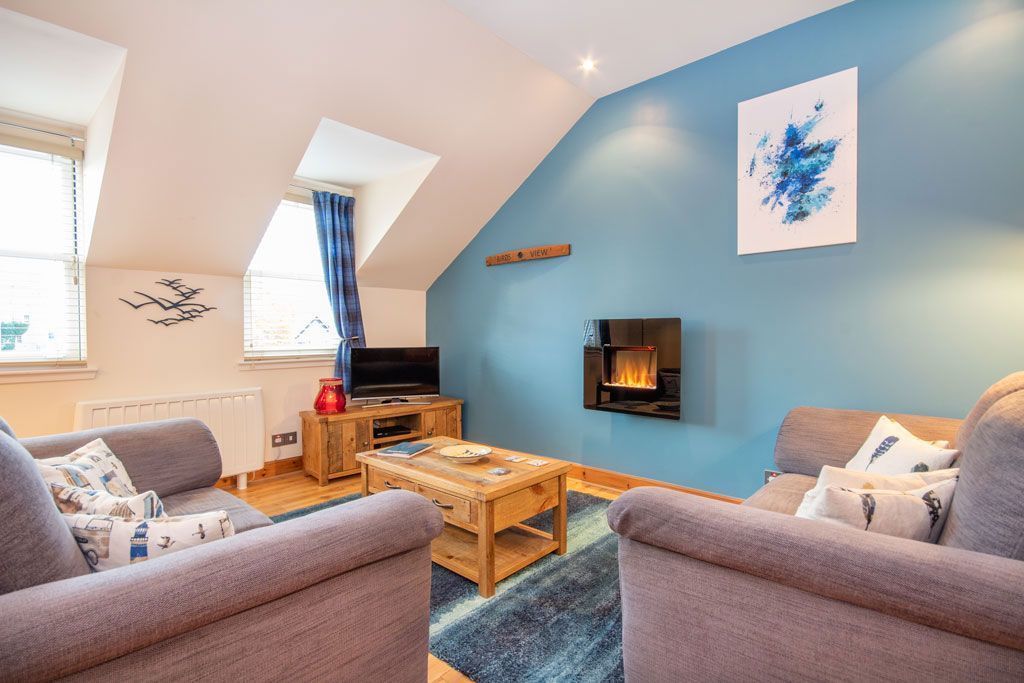 Cottage | Living area | Flat-screen TV, books