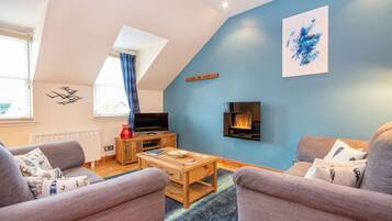 Cottage | Living area | Flat-screen TV, books