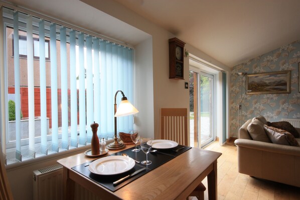 تناول الطعام داخل الغرفة