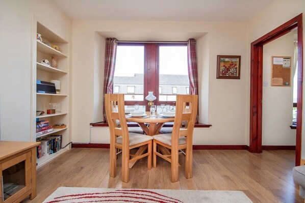 Cottage | Private kitchen | Oven, stovetop, cookware/dishes/utensils, freezer
