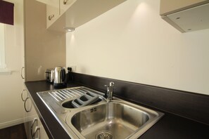 Een koelkast, een magnetron, een waterkoker, een broodrooster