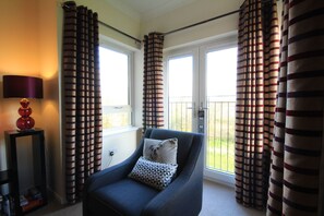 Een televisie, een dvd-speler en boeken