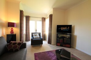 TV, DVD player, books - Holm Farm Apartment No73 (Inverness)