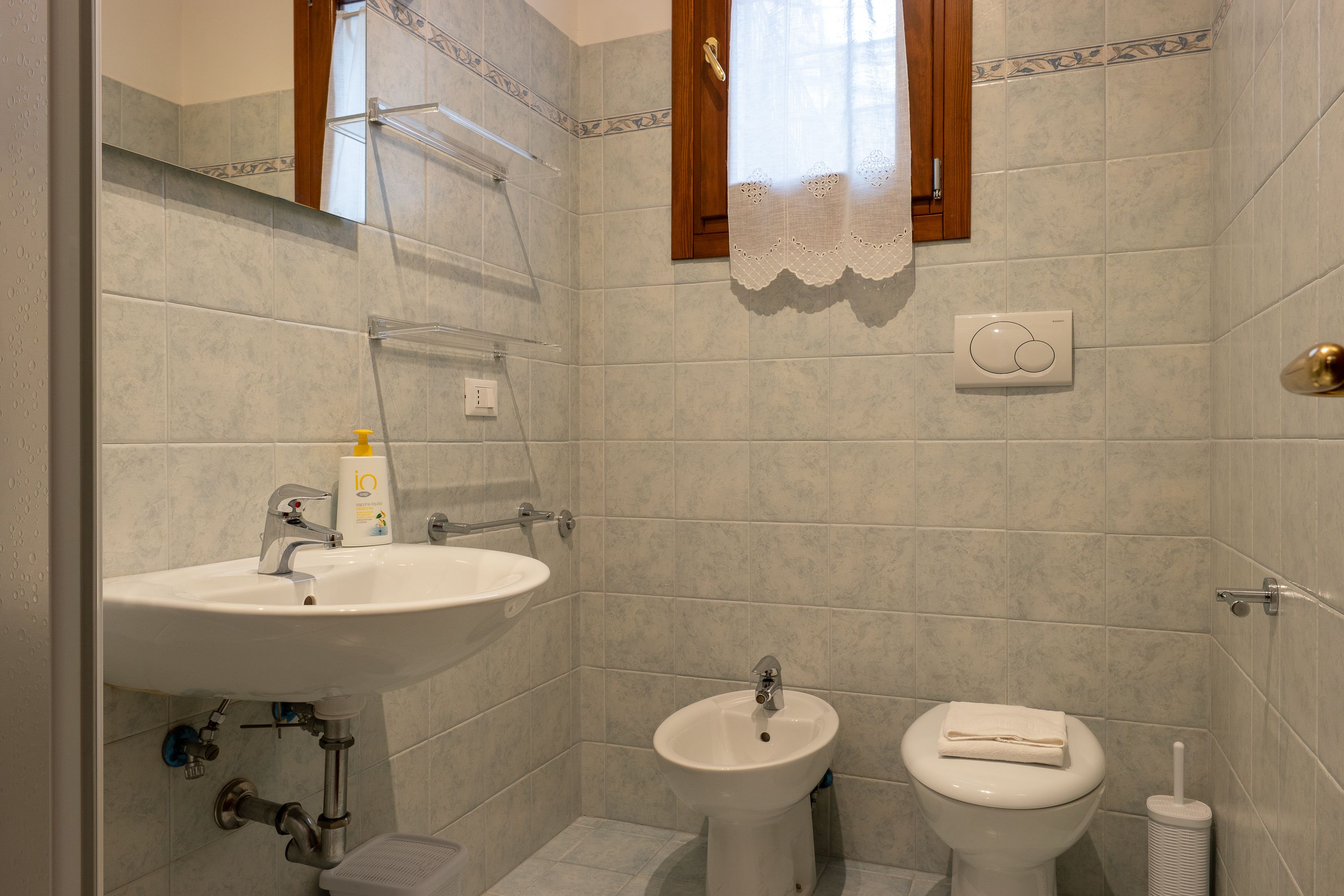 Un baño con lavamanos, bidé e inodoro.