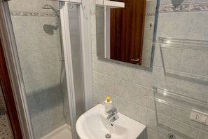 City Apartment | Bathroom | Shower, free toiletries, hair dryer, bidet