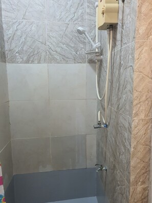 Doccia, set di cortesia gratuito, bidet, asciugamani