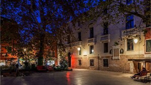 An outdoor courtyard with a building featuring balconies and a sign that reads "SOTOFOR ZAMBE". - Hotel Aquarius Venice (Venice)