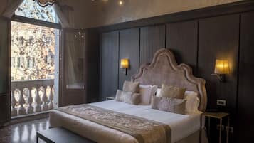 Caja de seguridad en la habitación, escritorio y cortinas blackout