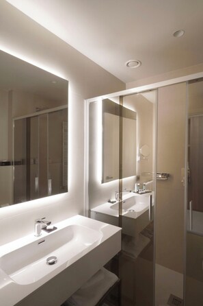 Deluxe-værelse med dobbeltseng eller 2 enkeltsenge (Large) | Badeværelse | Miljøvenlige toiletartikler, hårtørrer, hjemmesko, bidet