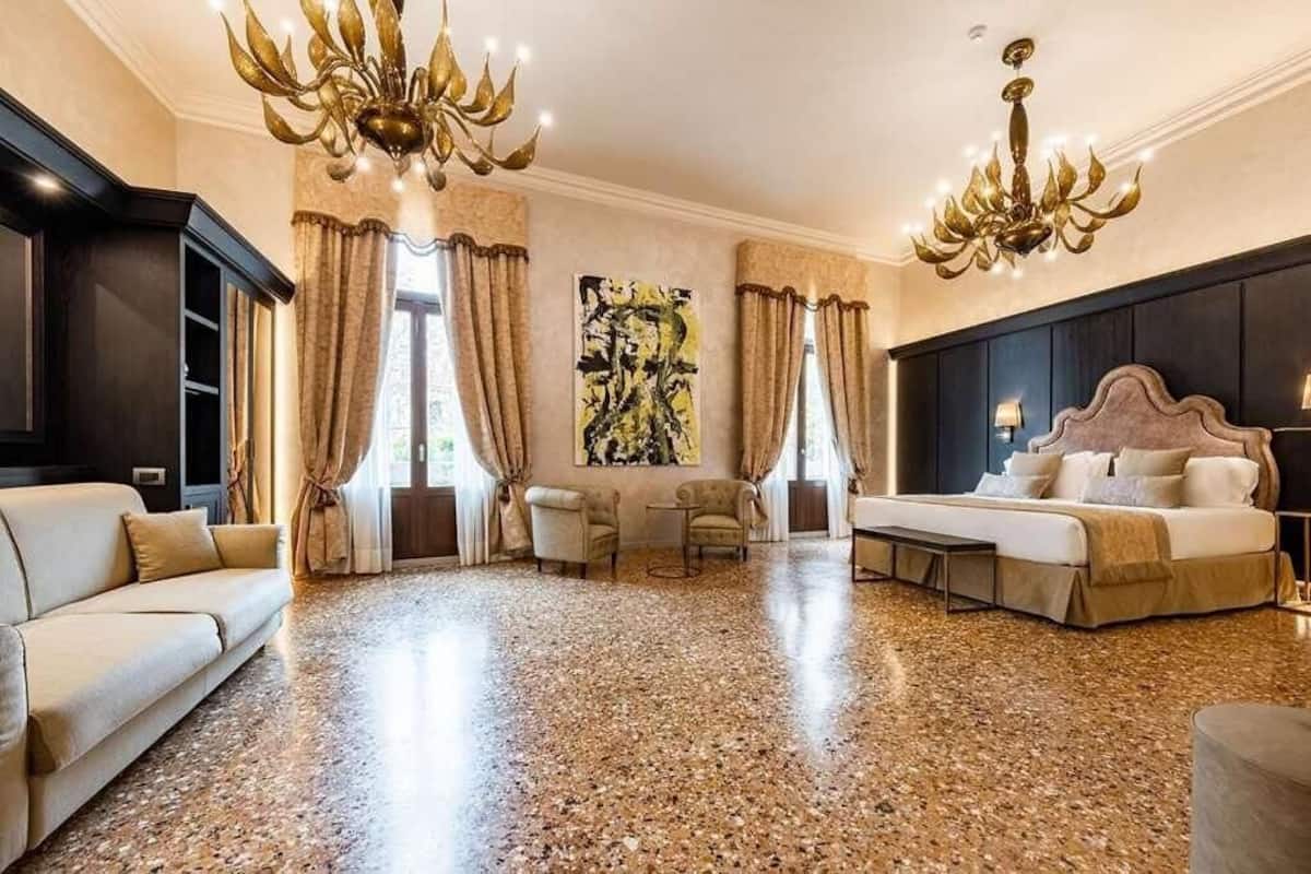 Panorama suite (Open) | 1 slaapkamer, een kluis op de kamer, een bureau