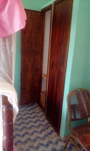Habitación estándar, vista a la ciudad | Área de sala de estar | Televisión de pantalla plana 