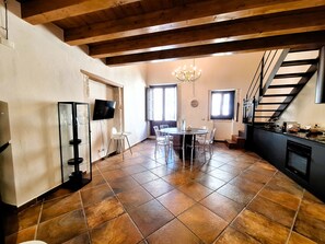 Appartement Duplex, 3 chambres, vue partielle sur la mer | Coin séjour | Télévision à écran plat, lecteur de DVD, films à la carte
