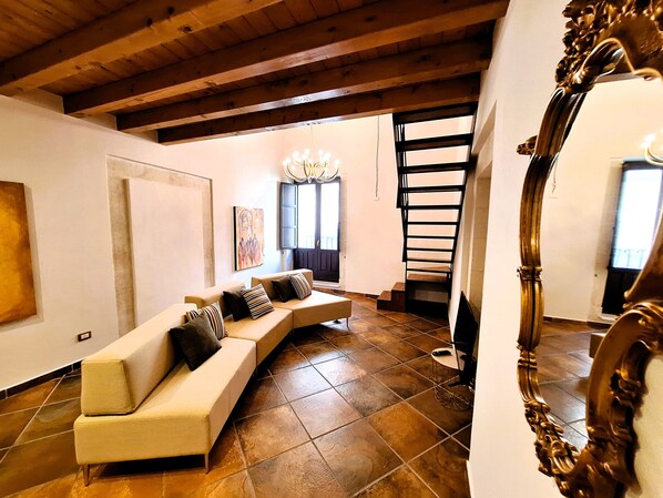 Appartement Duplex, 3 chambres, vue partielle sur la mer | Coin séjour | Télévision à écran plat, lecteur de DVD, films à la carte