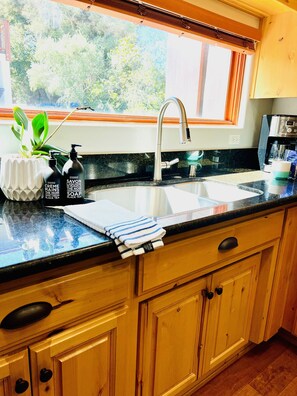 Fridge, microwave, oven, stovetop - Avila Beach Retreat: Pets & Families Welcome! (Avila Beach)